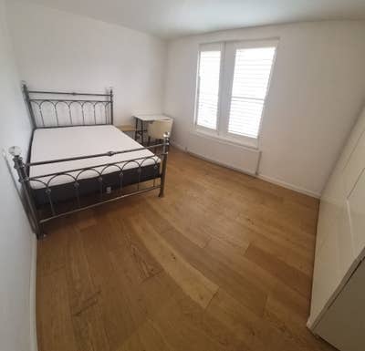 Double bedroom in excellent location Main Photo