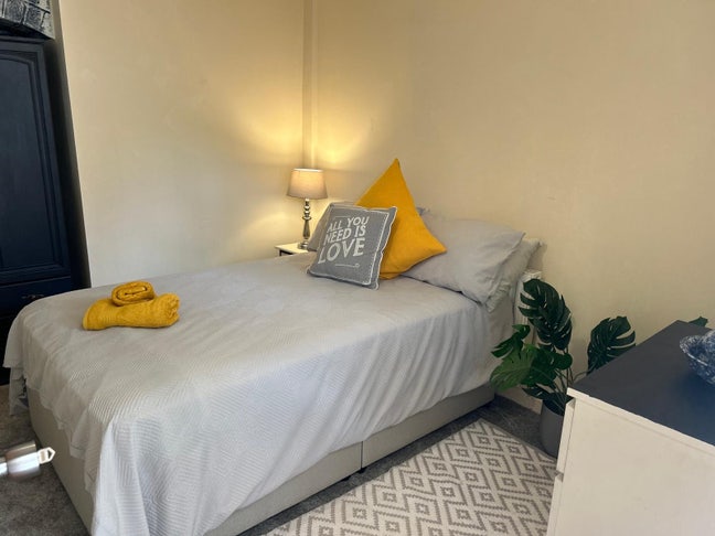 1x Double Bedroom w/en-suite. Available Now Main Photo