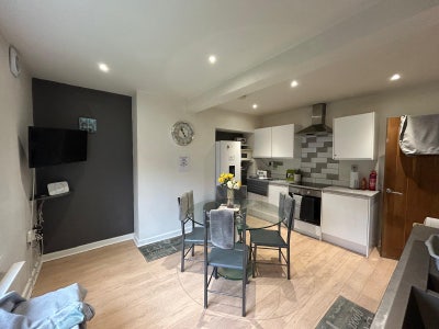 1x Double Bedroom w/en-suite. Available Now Main Photo