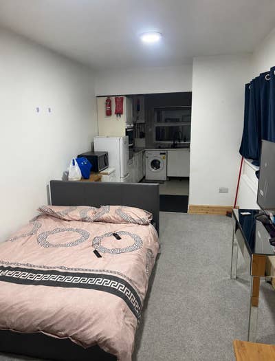 New refurbished room en-suite near Manor hospital  Main Photo