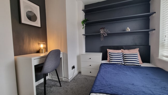 Modern Room in Clean Professional House Main Photo