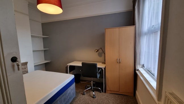 Double Room in central professional House Share Main Photo