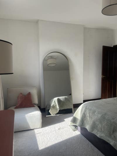 King sized, sunny, south facing bedroom Main Photo