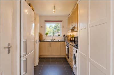 Large double room with ensuite shower and garden Main Photo