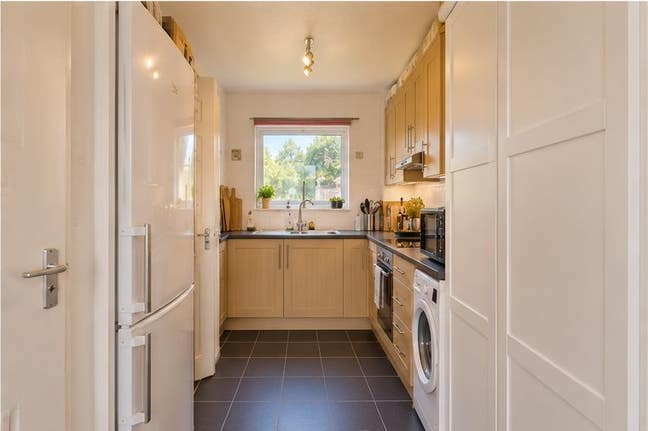 Large double room with ensuite shower and garden Main Photo