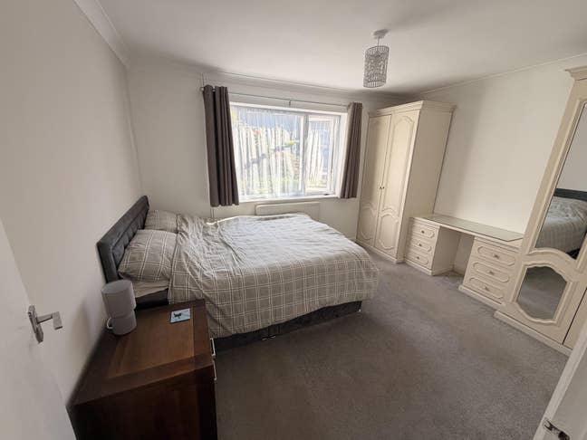 Room in bungalow 5 mins walk from train station. Main Photo