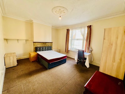 Very Large Room available In Town  Main Photo