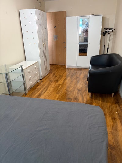 Spacious Double Room in ILford Main Photo