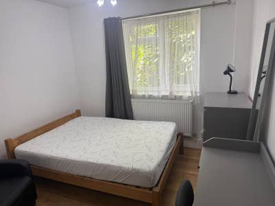 Central Purney Large Room Main Photo