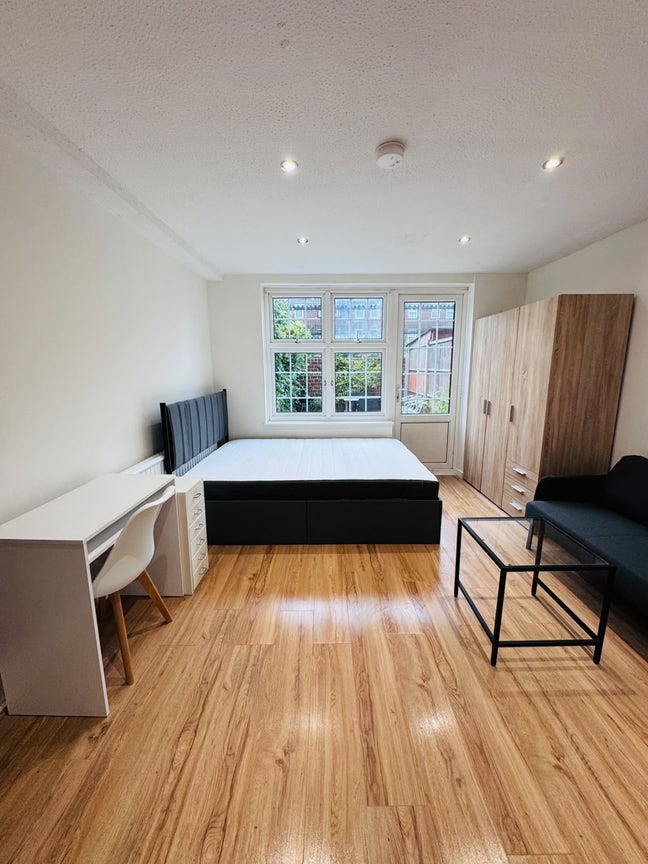 Garden Studio Flat in Dalston, All Bills Included Main Photo