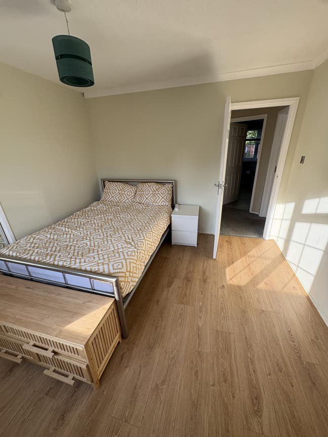 Bright and spacious double room available Main Photo