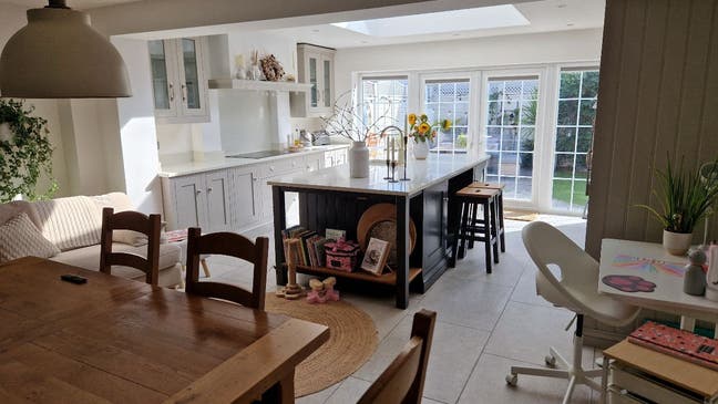 Double Room in Luxury House Close Train Inc Bills Main Photo