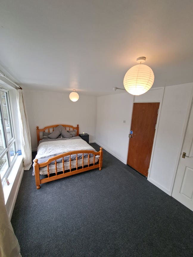 Harlow Newly Decorated Large Room  Main Photo