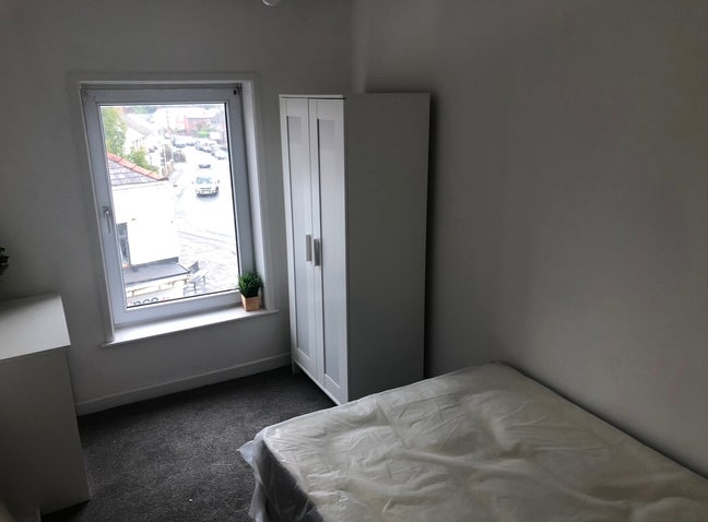 Small double room available now  Main Photo