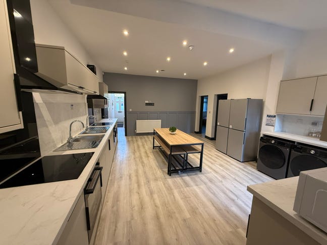 1 Months Free Rent Stunning New Refurb Studios  Main Photo