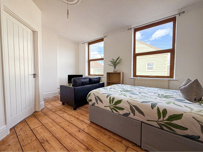 Large En-Suite Room to rent in town centre  Main Photo