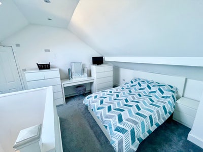 Your own private floor + en-suite + furnished  Main Photo