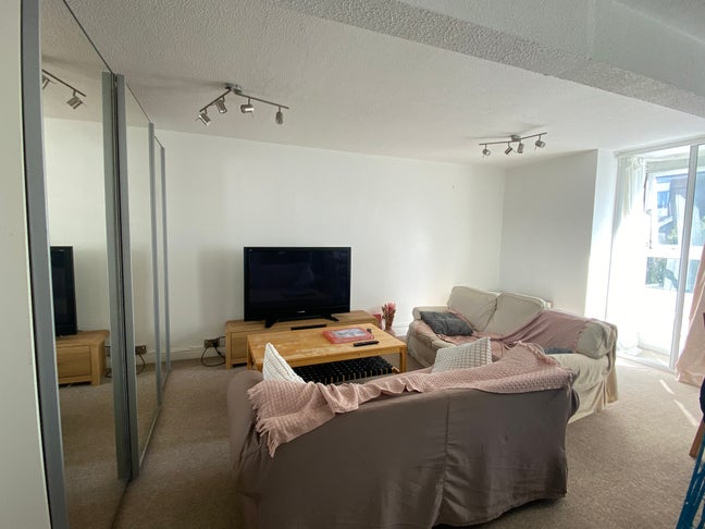 2nd FEMALE-2bd2bth Flat- not a party animal! Main Photo