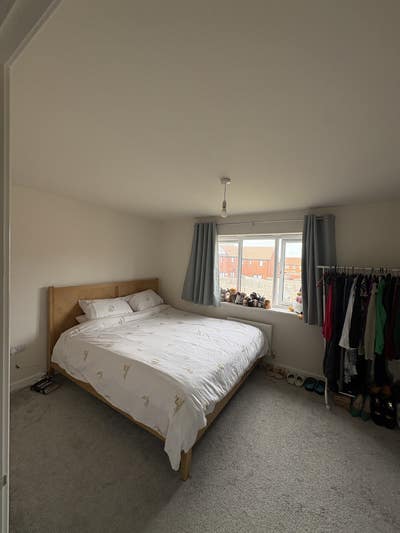 Large Furnished Double Room with Parking – Female  Main Photo