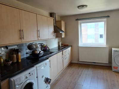 Cosy room in spacious flat Main Photo