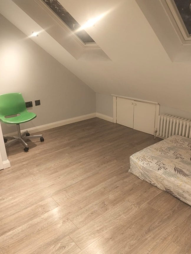 Affordable Double Room close to Train station Main Photo