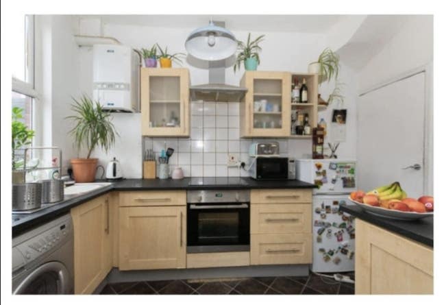 Large Double Room in Gorgeous Burley  Main Photo