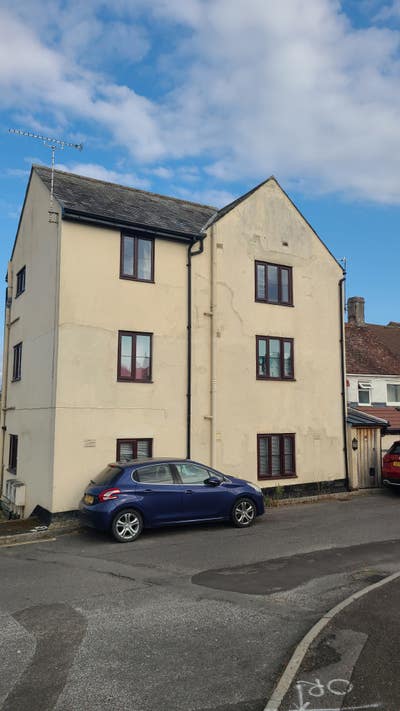 Large 2 Bed Second Floor  Near Centre with Parking Main Photo