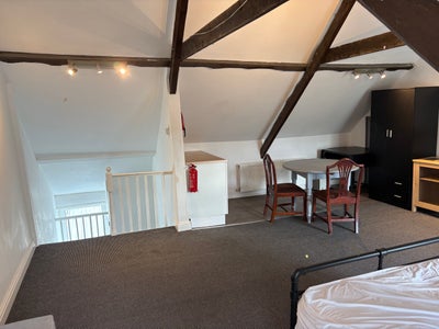 Large Double Room - close to Dockyard Main Photo
