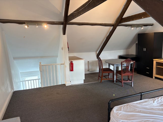 Large Double Room - close to Dockyard Main Photo