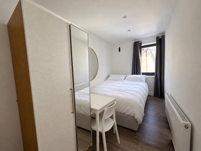 Amazing Refurbed Room! 5 Mins from Station!  Main Photo