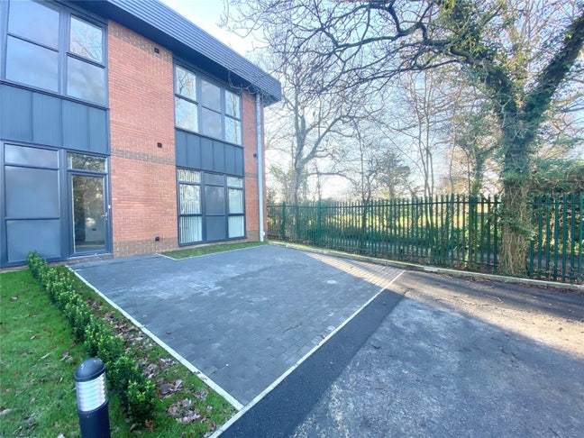 2 bedroom flat with parking  Main Photo