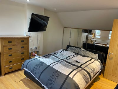 Large room with queen size bed and en suite shower Main Photo