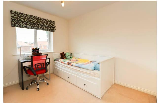 1 single bed room Main Photo