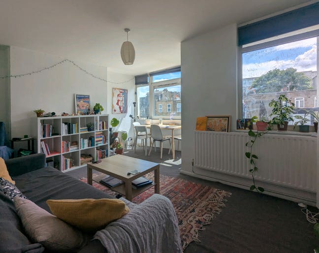 Large Double in a sunny friendly South London flat Main Photo