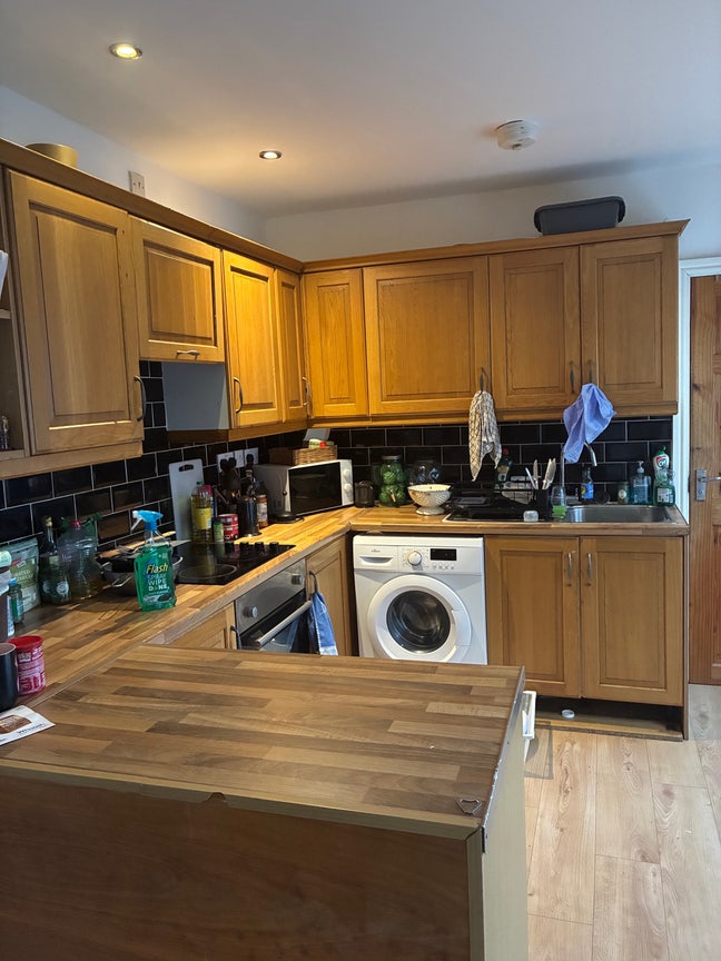 Double Room in Cathays / Available 1st of November Main Photo