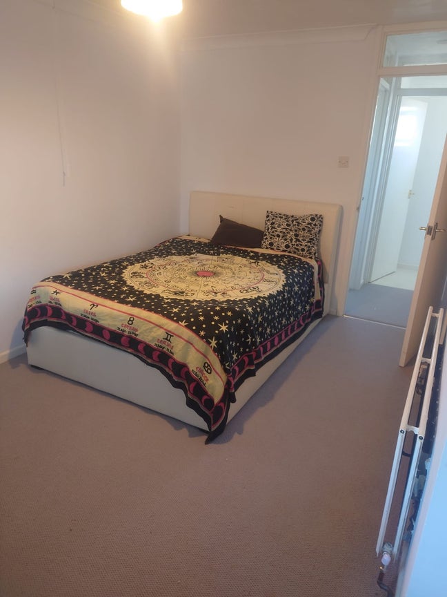 Double comfortable  bedroom in shared house Main Photo