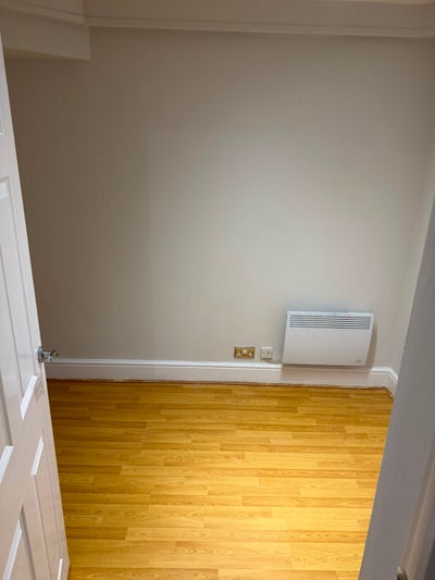A room available in a 3bed 1 bath apartment  Main Photo