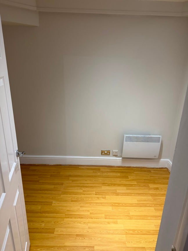A room available in a 3bed 1 bath apartment  Main Photo