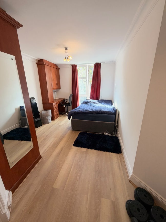 Large bedroom with full private en-suite Main Photo