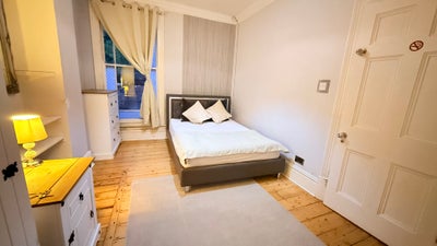 Rare Double Room Available to move in 🏡  Main Photo
