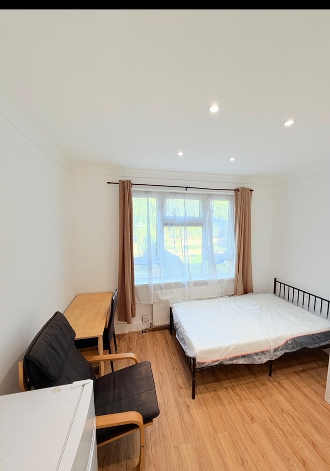 Double Room on Farley Hill LU1 5Hq Main Photo