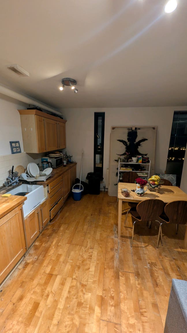 A room in a stunning two-bedroom apartment  Main Photo