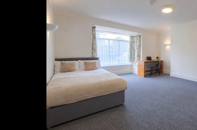 Large Double Room with Ensuite Main Photo