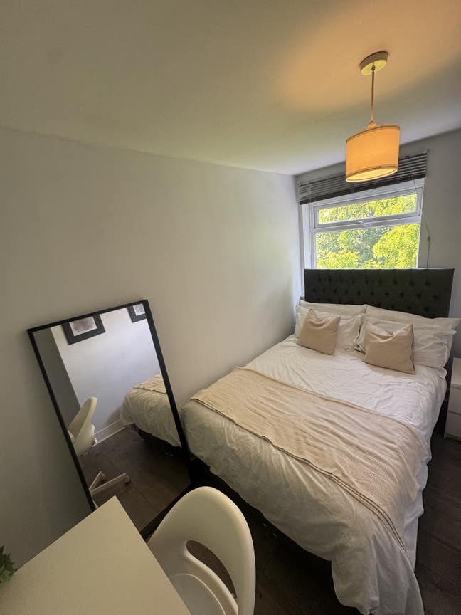 Bright Double Room | 10 mins to East Croydon Main Photo
