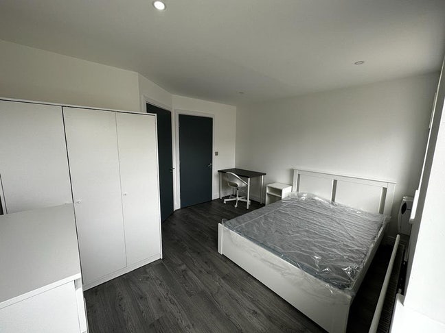 ✨ En-Suite Room for 2 | Gym + Co-Working | E16 Main Photo