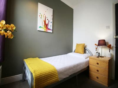 Student-Friendly Furnished Room |🏡  🔐✨ | All Bills Main Photo