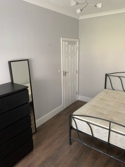 Lovely double room in a refurbished house  Main Photo