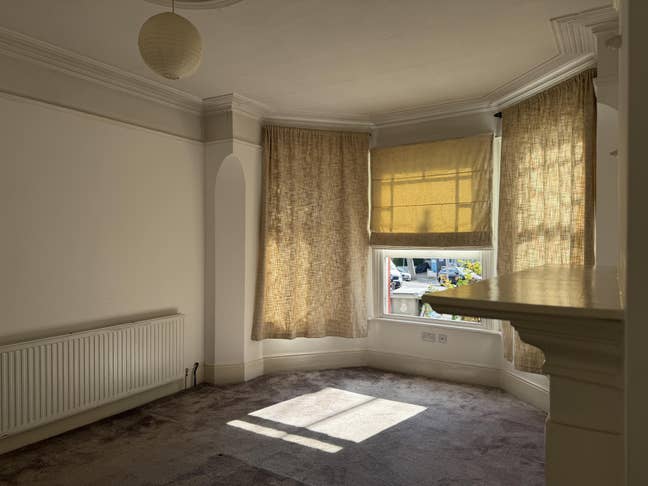 Bright and spacious un-furnished double room Main Photo