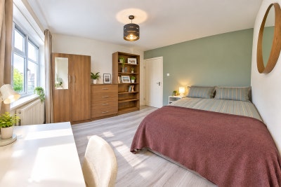Large & Bright Double Room in Stepney Green Main Photo