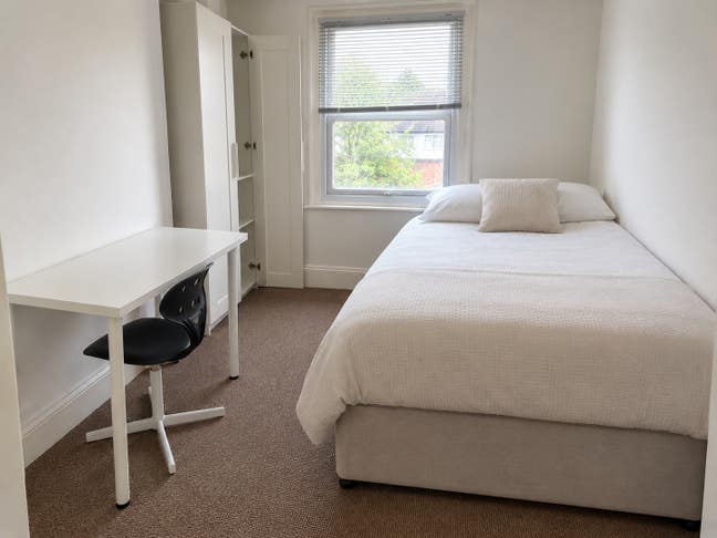 Bright Furnished Double Room   Main Photo
